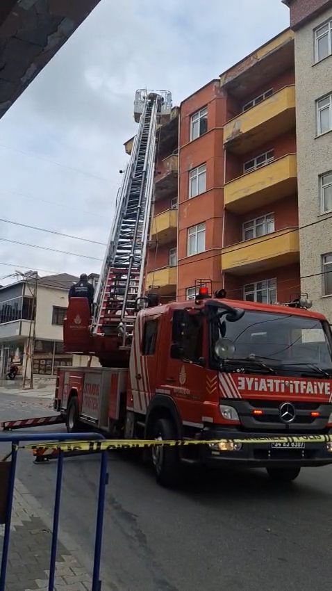 Sancaktepe'de binanın 5. katında balkon çöktü 3