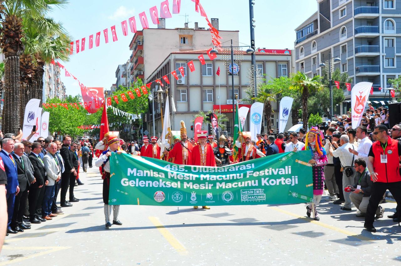 Uluslararası Manisa Mesir Macunu Festivali: 20 dakikada 8 ton mesir macunu saçıldı 8