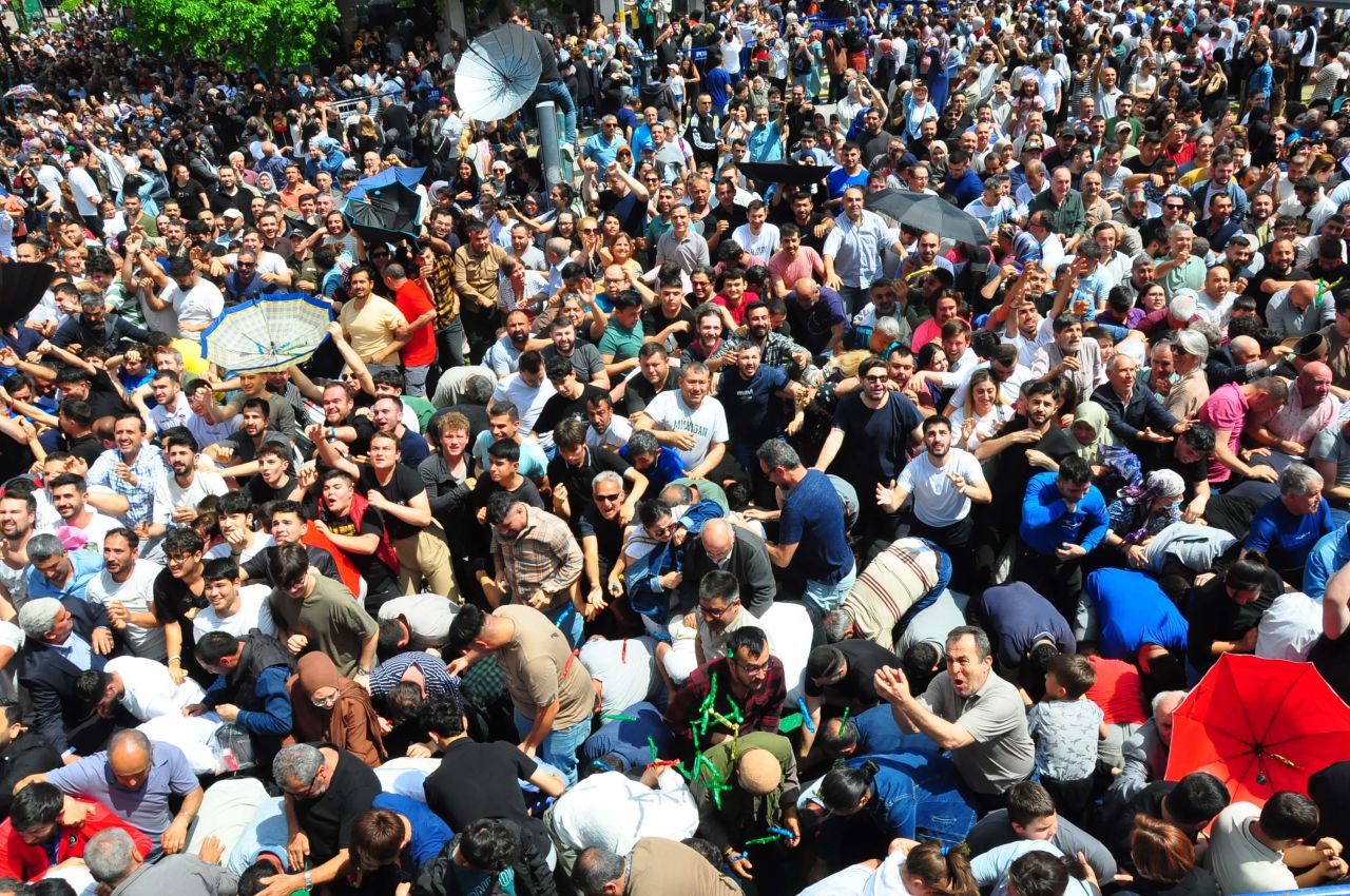 Uluslararası Manisa Mesir Macunu Festivali: 20 dakikada 8 ton mesir macunu saçıldı 1