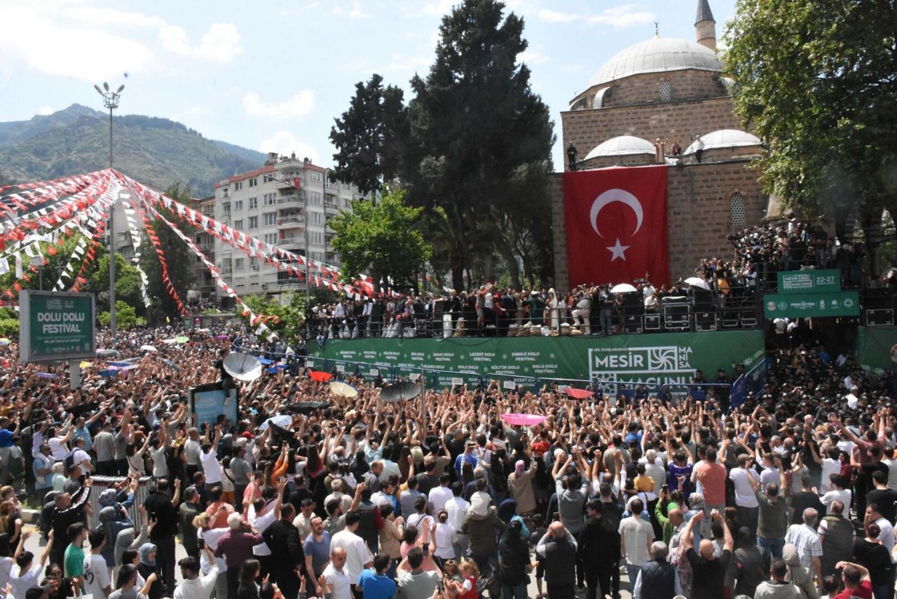 Uluslararası Manisa Mesir Macunu Festivali: 20 dakikada 8 ton mesir macunu saçıldı 5