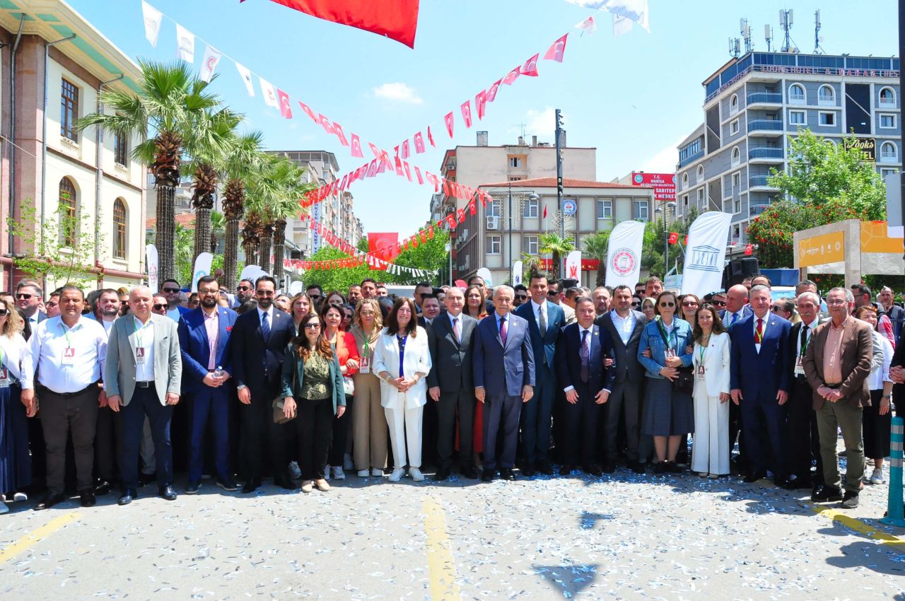Uluslararası Manisa Mesir Macunu Festivali: 20 dakikada 8 ton mesir macunu saçıldı 7