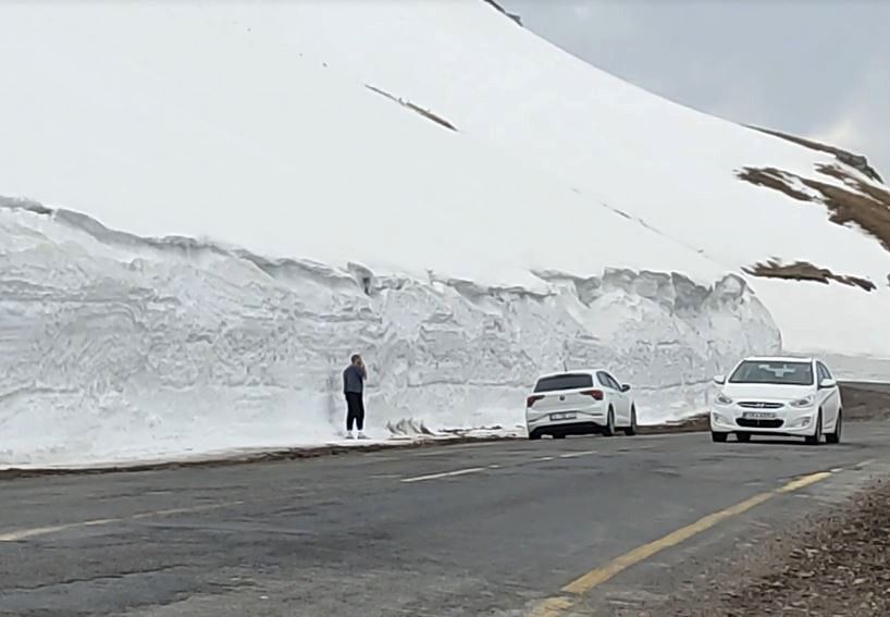 Ardahan’da doğa harikası! 4 metrelik kar kütlesi görenleri büyülüyor 2