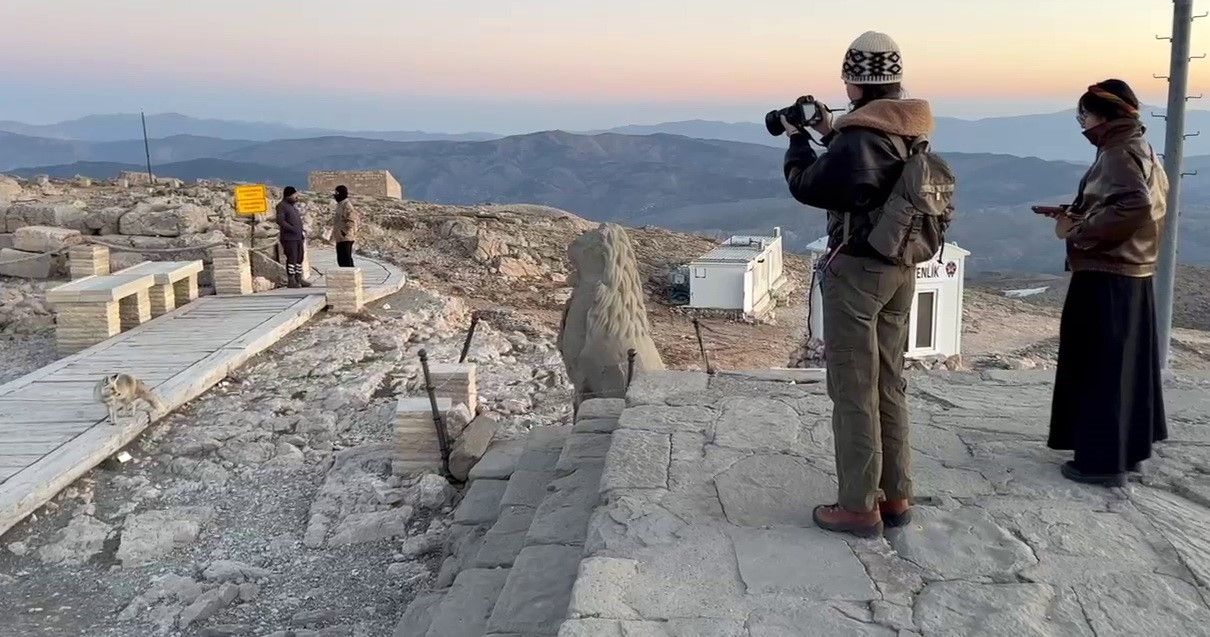 Nemrut Dağı’nda sevimli misafir! Tilki, turistleri büyüledi 3