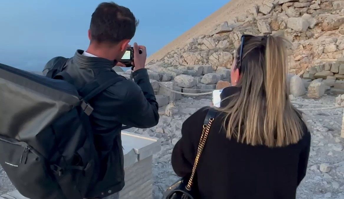 Nemrut Dağı’nda sevimli misafir! Tilki, turistleri büyüledi 6
