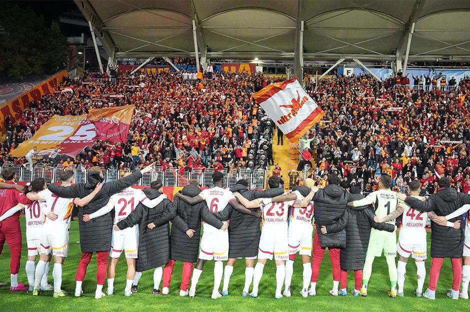 "Galatasaray Türkiye'nin Bayern Münih'i oldu! Seneye de aynısı olacak" Fenerbahçe'nin efsane futbolcusu Serhat Akın'dan itiraf! 1