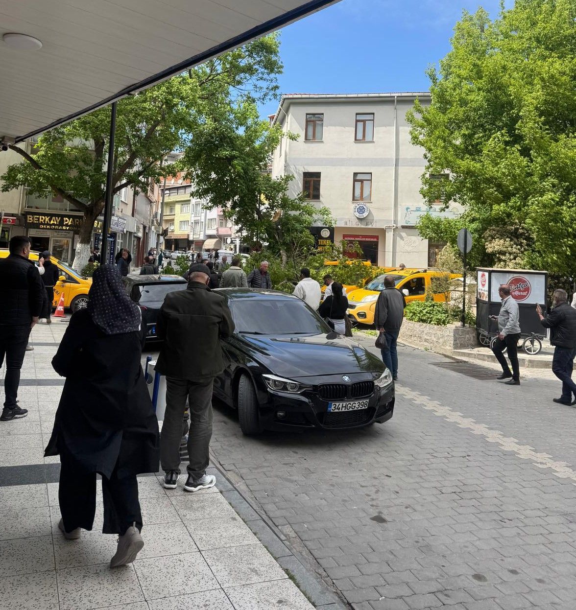 Çanakkale’de fırtına paniği! Kırılan ağaç dalı taksilere zarar verdi 3
