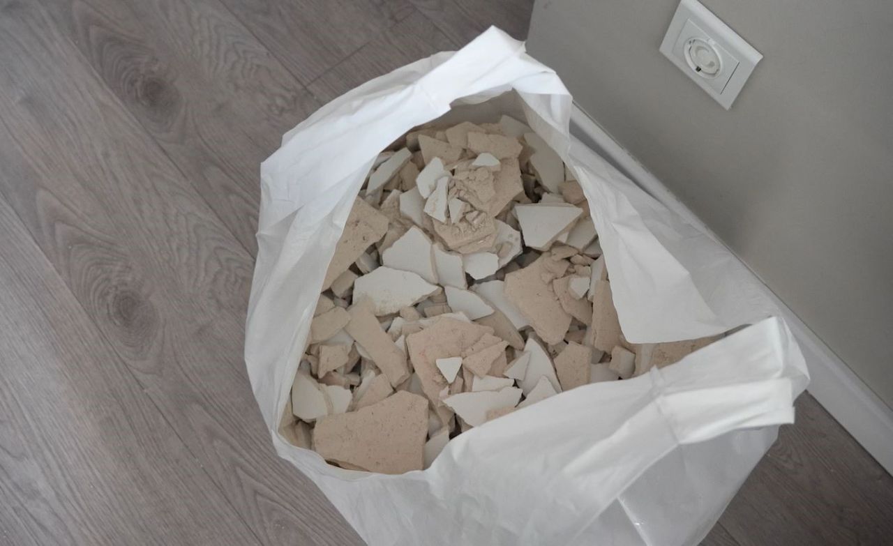 Bağcılar’da şok olay! Ütü yapan kadının başına tavan çöktü, 1,5 yaşındaki torunu kıl payı kurtuldu 3