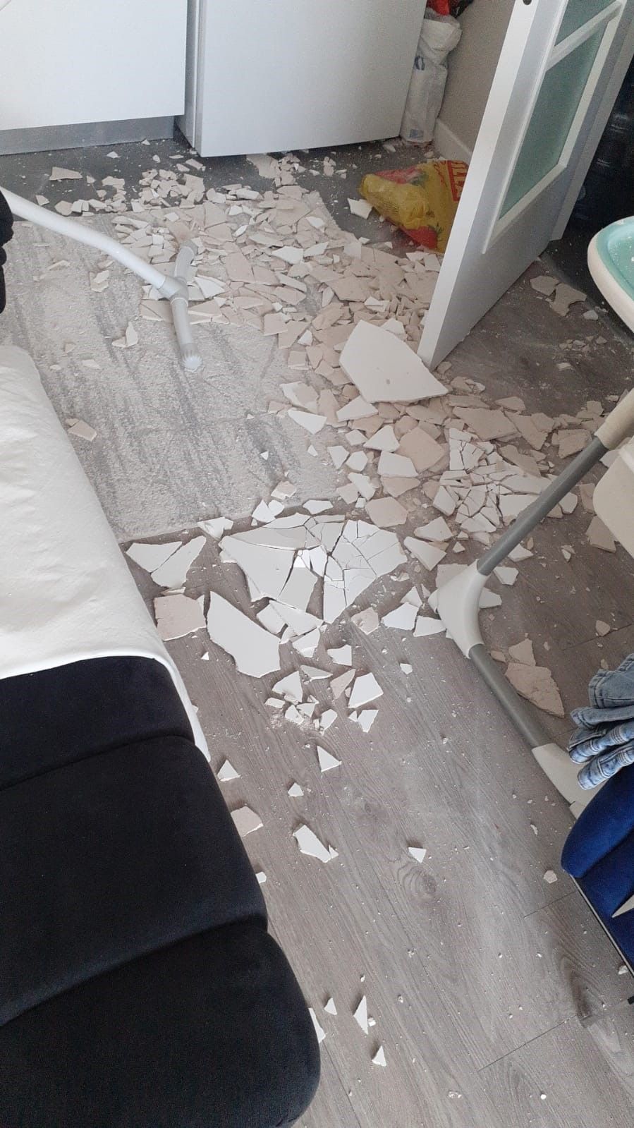 Bağcılar’da şok olay! Ütü yapan kadının başına tavan çöktü, 1,5 yaşındaki torunu kıl payı kurtuldu 4