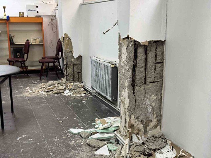 Küçükçekmece'de 6,2'lik depremde 6 katlı binanın kolonları patladı! İçinden midye kabukları ve elle parçalanabilen demirler çıktı! Görüntüler ''İnsan hayatı bu kadar ucuz mu?'' dedirtti 2