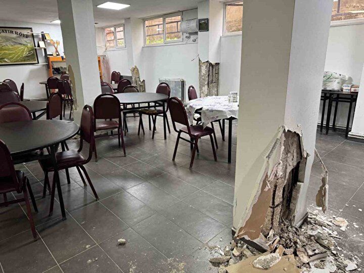 Küçükçekmece'de 6,2'lik depremde 6 katlı binanın kolonları patladı! İçinden midye kabukları ve elle parçalanabilen demirler çıktı! Görüntüler ''İnsan hayatı bu kadar ucuz mu?'' dedirtti 5