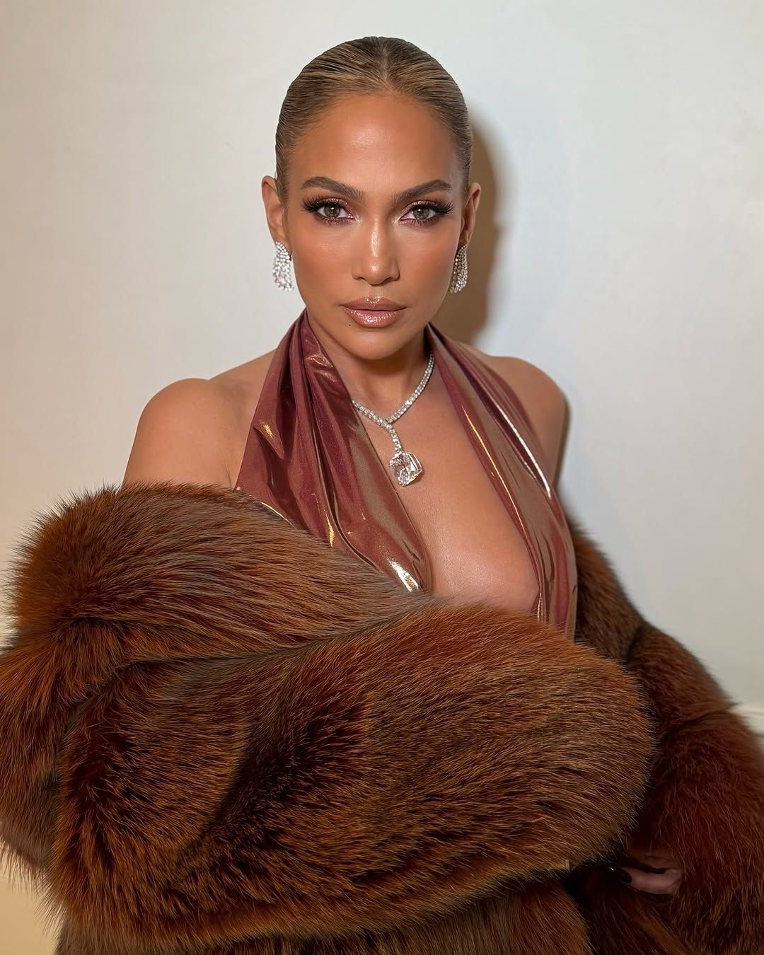 Jennifer Lopez’in yeni tarzı Kızılcık Şerbeti’nin Asude’sine benzetildi 1