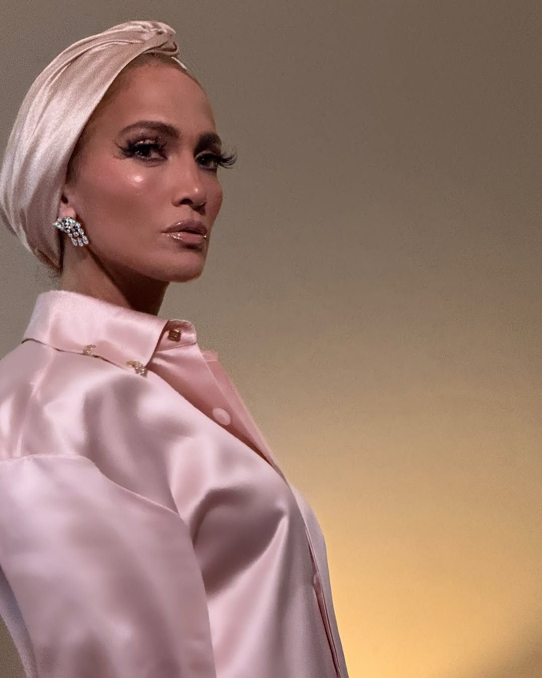 Jennifer Lopez’in yeni tarzı Kızılcık Şerbeti’nin Asude’sine benzetildi 5