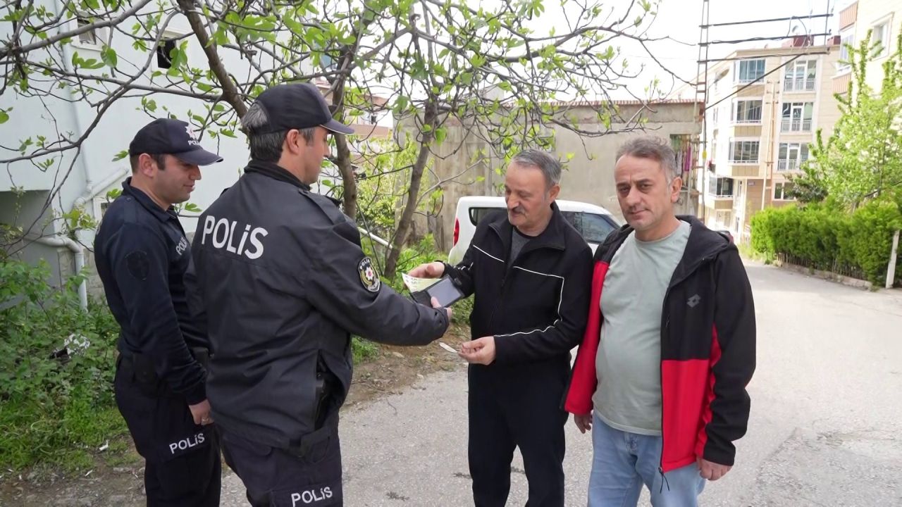 Samsun’da örnek davranış! İçi dolar dolu cüzdanı polise teslim eden çift yürekleri ısıttı 1
