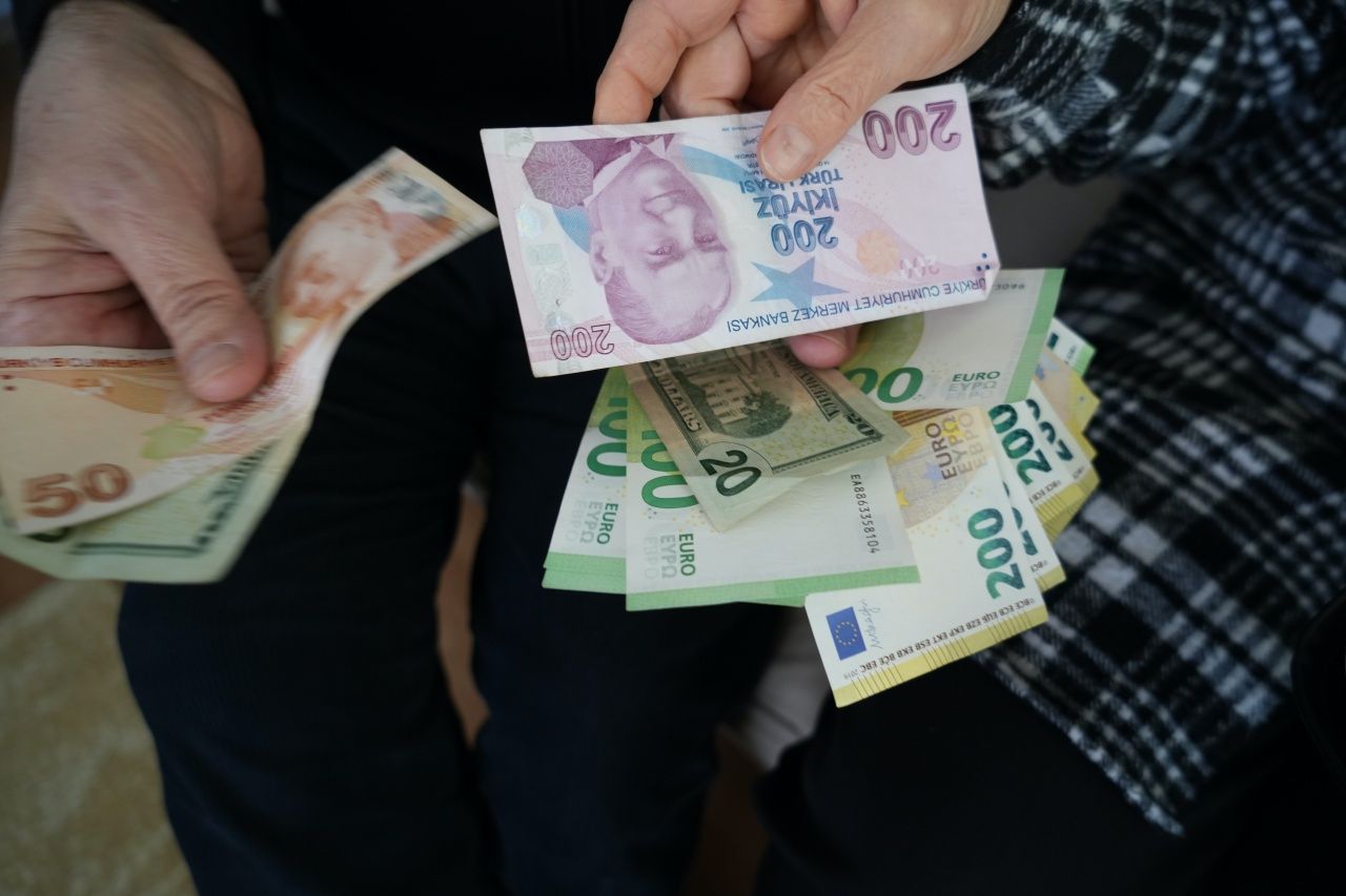 Samsun’da örnek davranış! İçi dolar dolu cüzdanı polise teslim eden çift yürekleri ısıttı 4