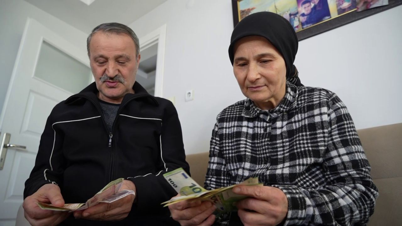Samsun’da örnek davranış! İçi dolar dolu cüzdanı polise teslim eden çift yürekleri ısıttı 2