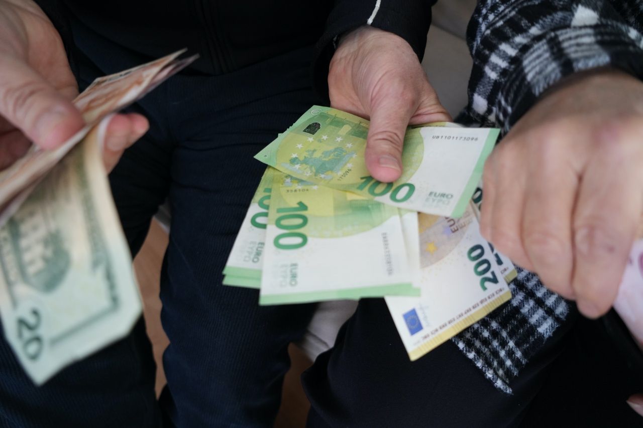 Samsun’da örnek davranış! İçi dolar dolu cüzdanı polise teslim eden çift yürekleri ısıttı 5