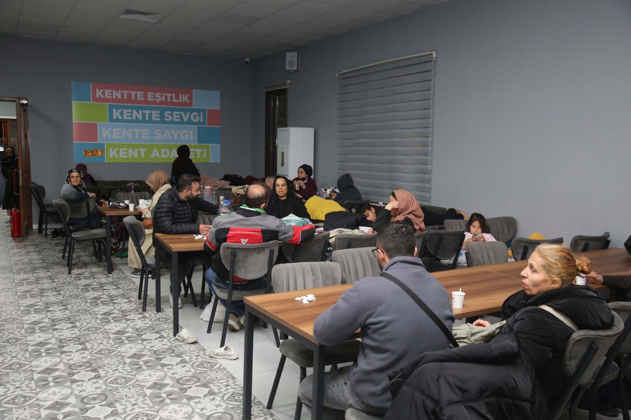 Küçükçekmece Belediyesi deprem sonrası seferber oldu! 10 bin vatandaşa destek, 35 bin porsiyon yemek 6