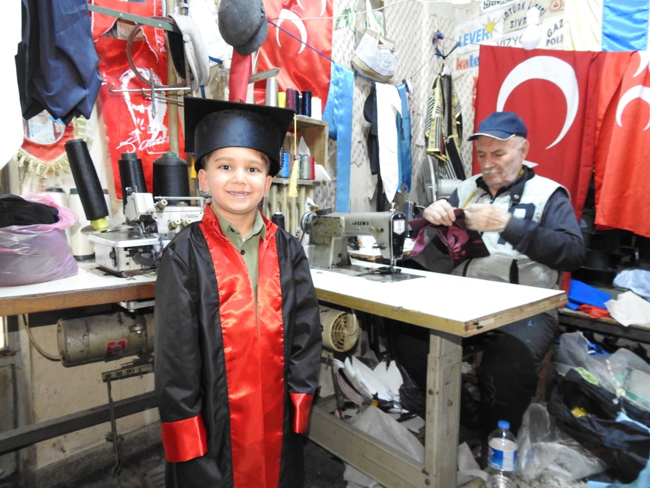 Gaziantep’in emektar terzisi! 60 yıldır cübbe dikiyor, mesleğine aşkla bağlı! 1