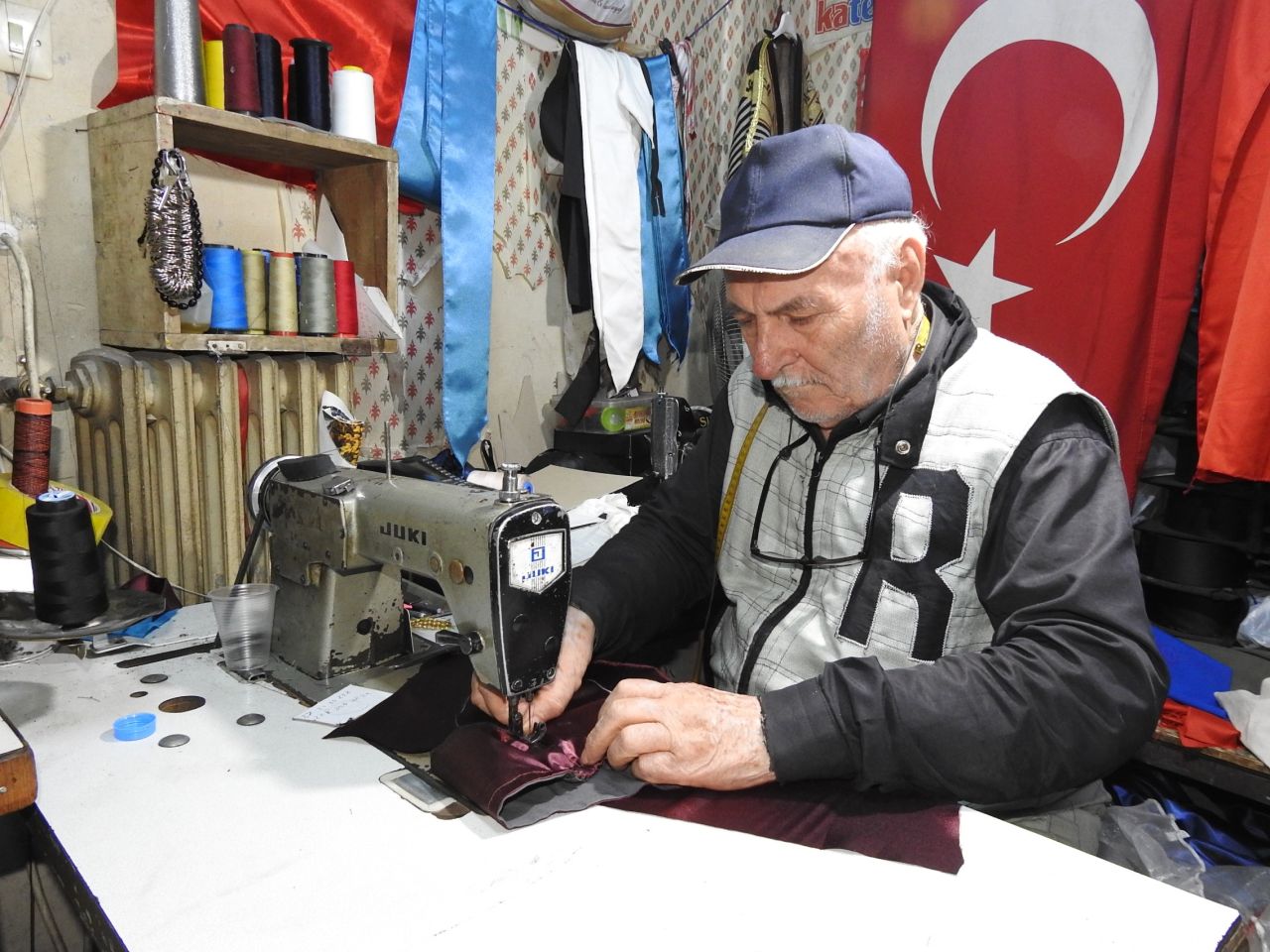 Gaziantep’in emektar terzisi! 60 yıldır cübbe dikiyor, mesleğine aşkla bağlı! 3