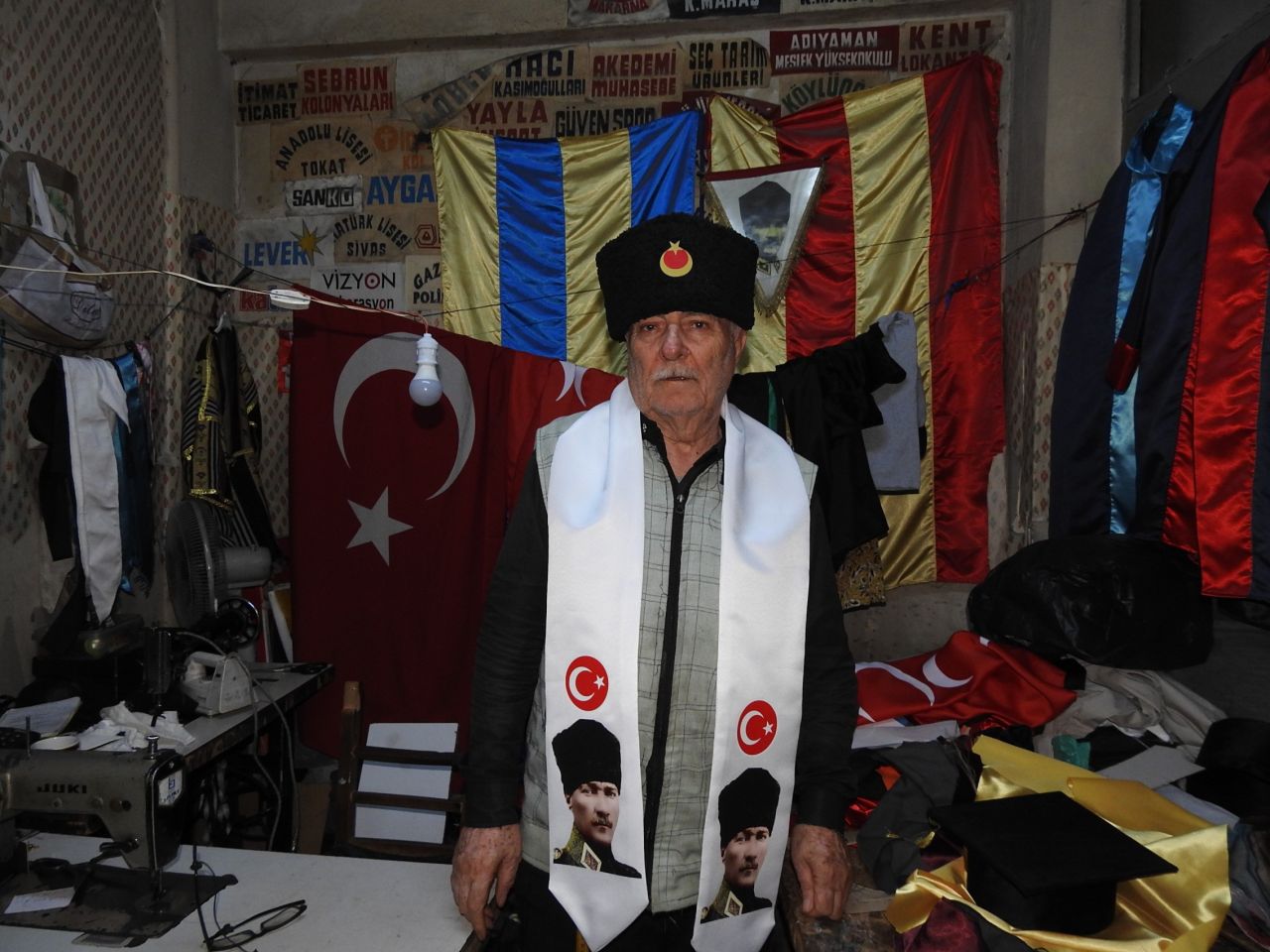 Gaziantep’in emektar terzisi! 60 yıldır cübbe dikiyor, mesleğine aşkla bağlı! 2