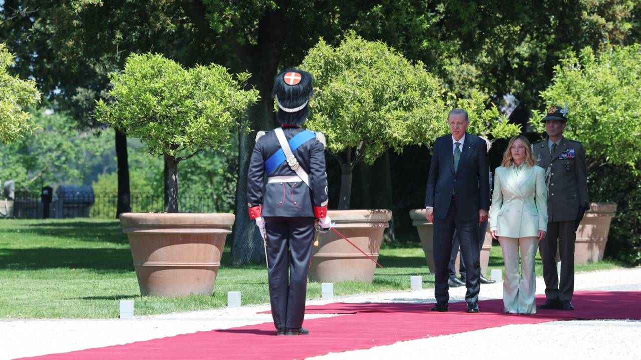 Cumhurbaşkanı Erdoğan Roma'da, İtalya Başbakanı Meloni tarafından resmi törenle karşılandı 5