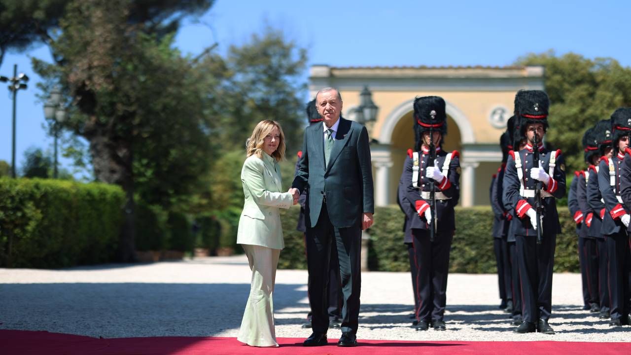 Cumhurbaşkanı Erdoğan Roma'da, İtalya Başbakanı Meloni tarafından resmi törenle karşılandı 2