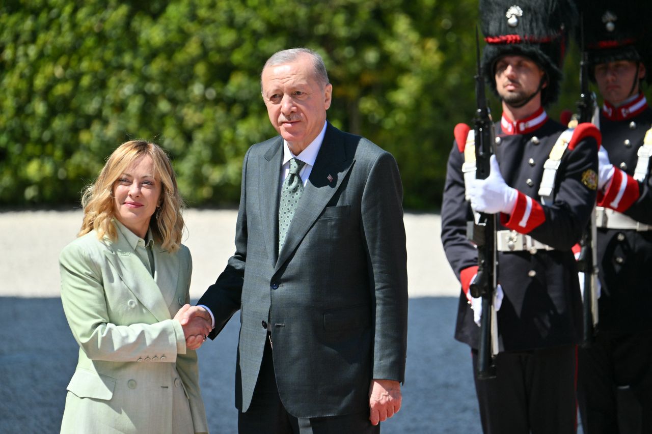 Cumhurbaşkanı Erdoğan Roma'da, İtalya Başbakanı Meloni tarafından resmi törenle karşılandı 8
