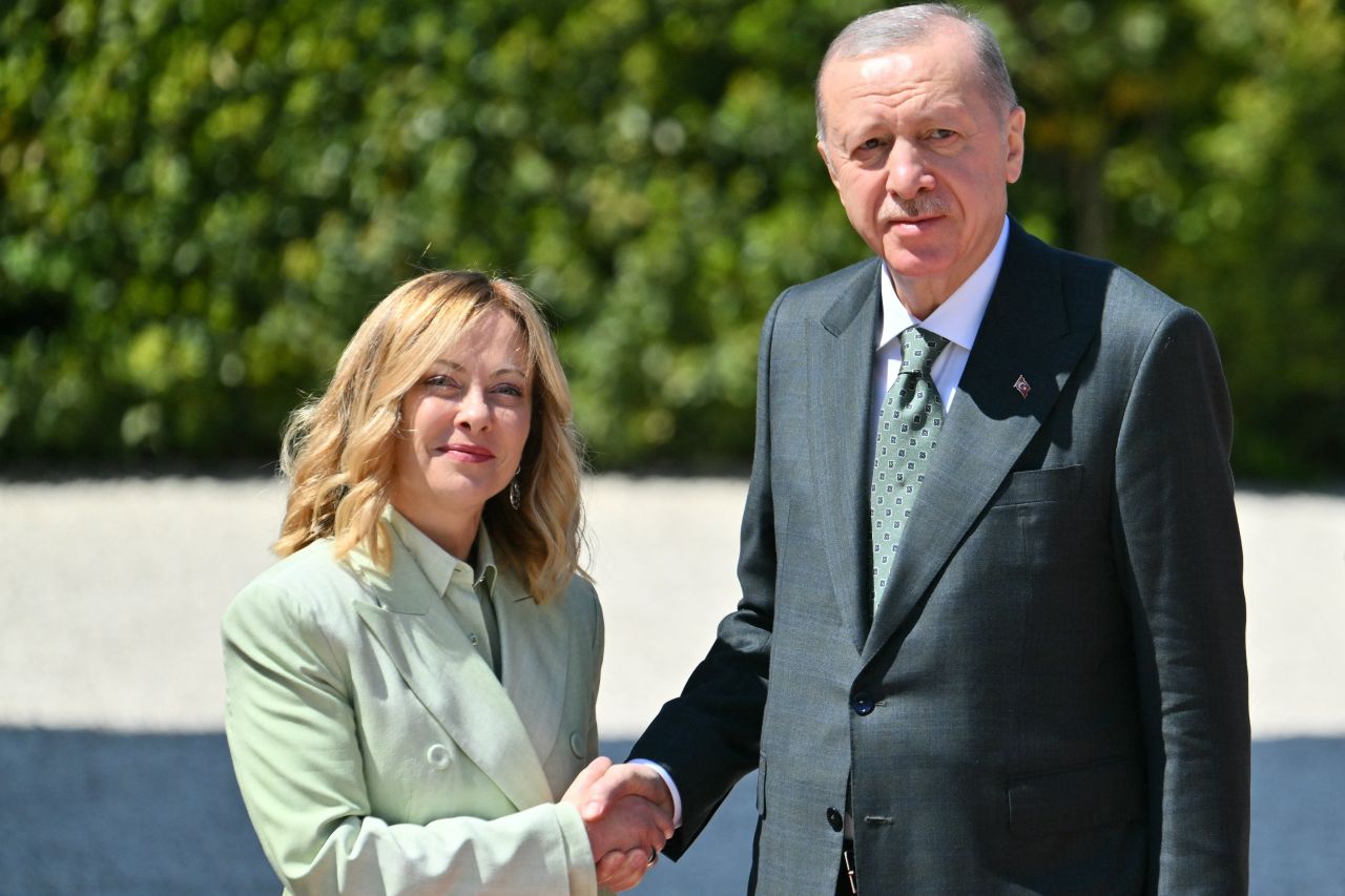 Cumhurbaşkanı Erdoğan Roma'da, İtalya Başbakanı Meloni tarafından resmi törenle karşılandı 7