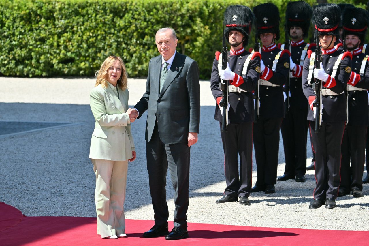 Cumhurbaşkanı Erdoğan Roma'da, İtalya Başbakanı Meloni tarafından resmi törenle karşılandı 6