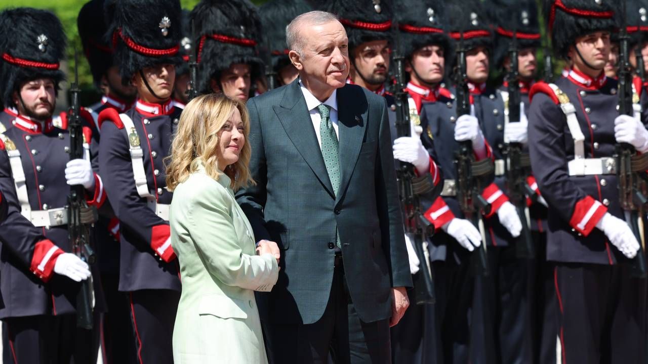 Cumhurbaşkanı Erdoğan Roma'da, İtalya Başbakanı Meloni tarafından resmi törenle karşılandı 11