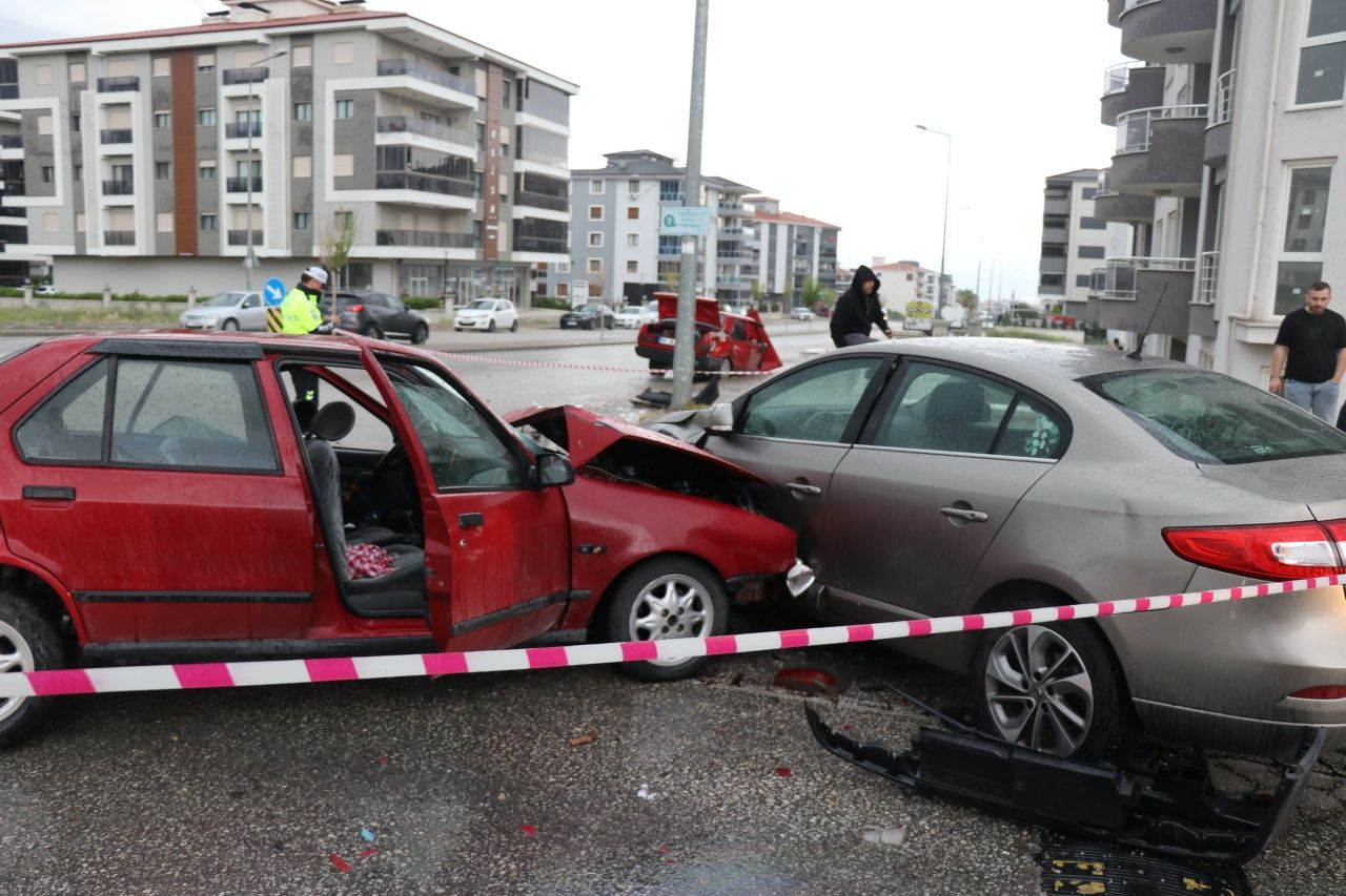 Denizli’de yağış ve sürat faciası! 3 araç çarpıştı, 1’i ağır 8 yaralı 1