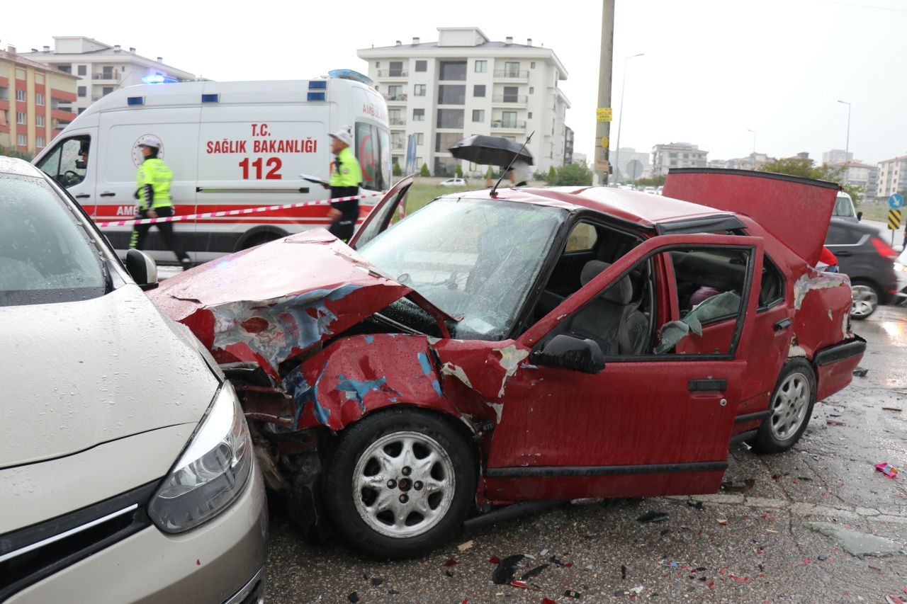 Denizli’de yağış ve sürat faciası! 3 araç çarpıştı, 1’i ağır 8 yaralı 2