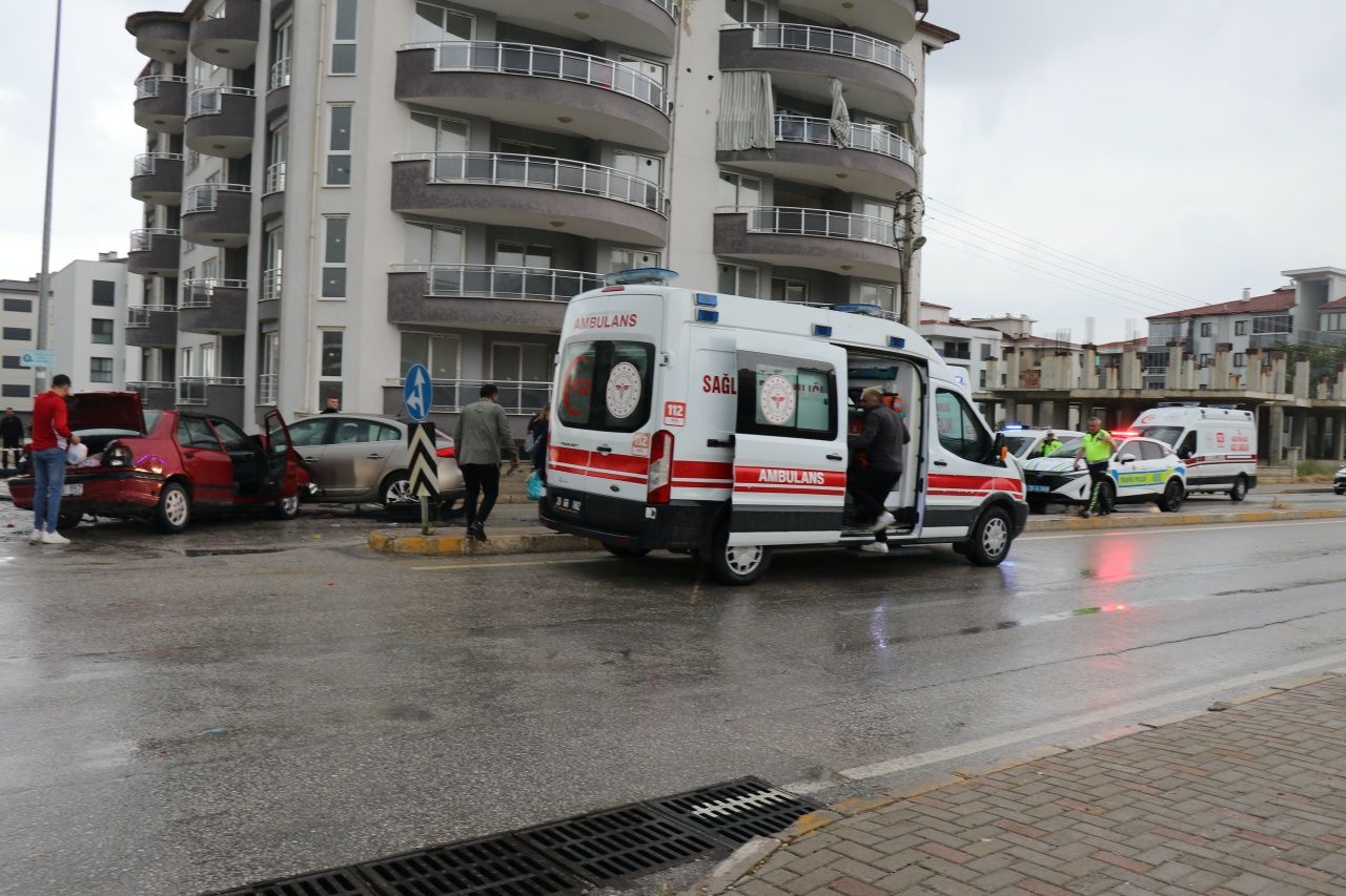 Denizli’de yağış ve sürat faciası! 3 araç çarpıştı, 1’i ağır 8 yaralı 3