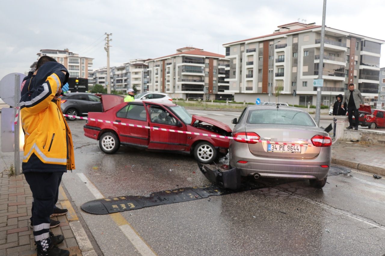 Denizli’de yağış ve sürat faciası! 3 araç çarpıştı, 1’i ağır 8 yaralı 4