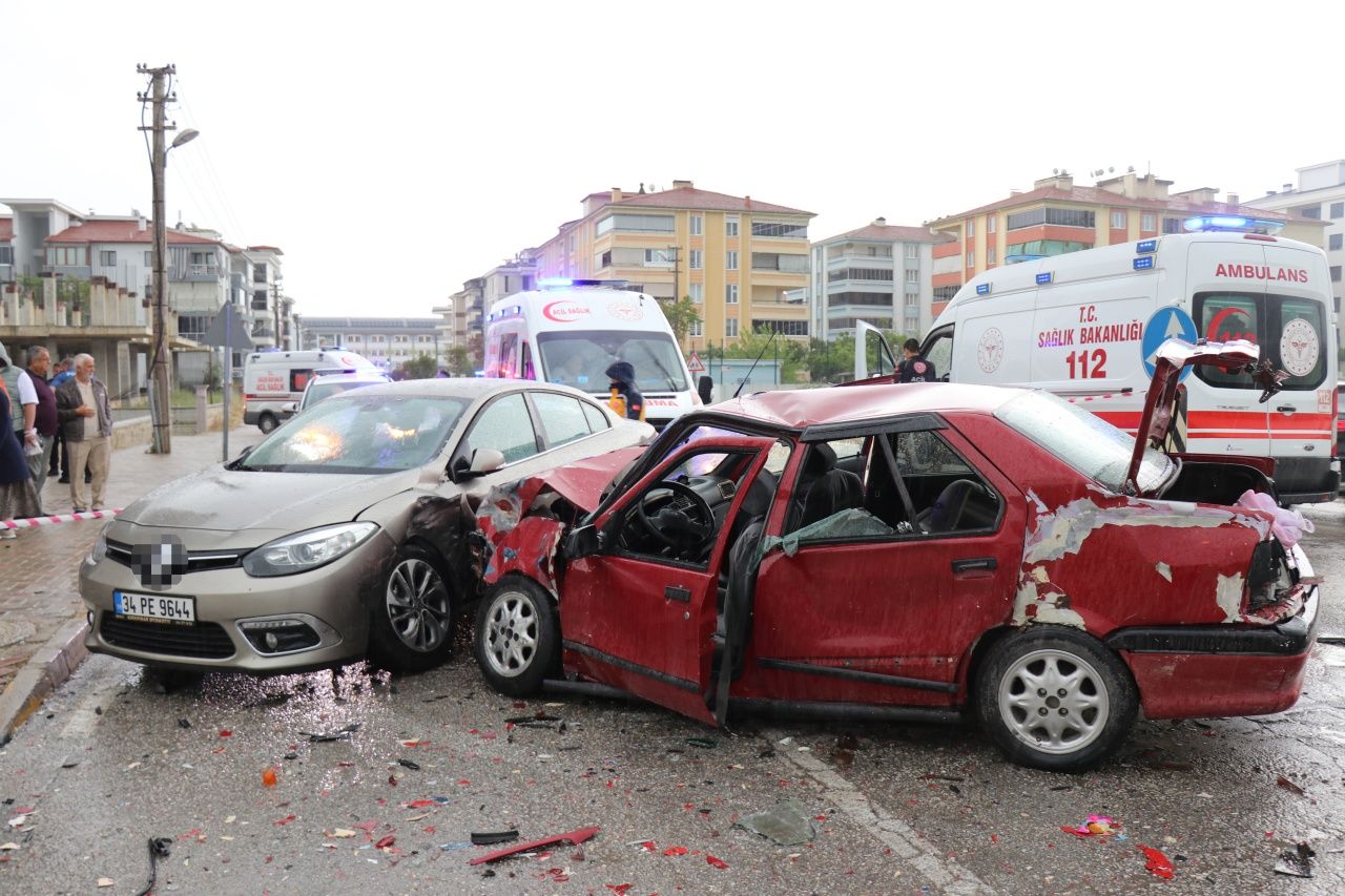 Denizli’de yağış ve sürat faciası! 3 araç çarpıştı, 1’i ağır 8 yaralı 5