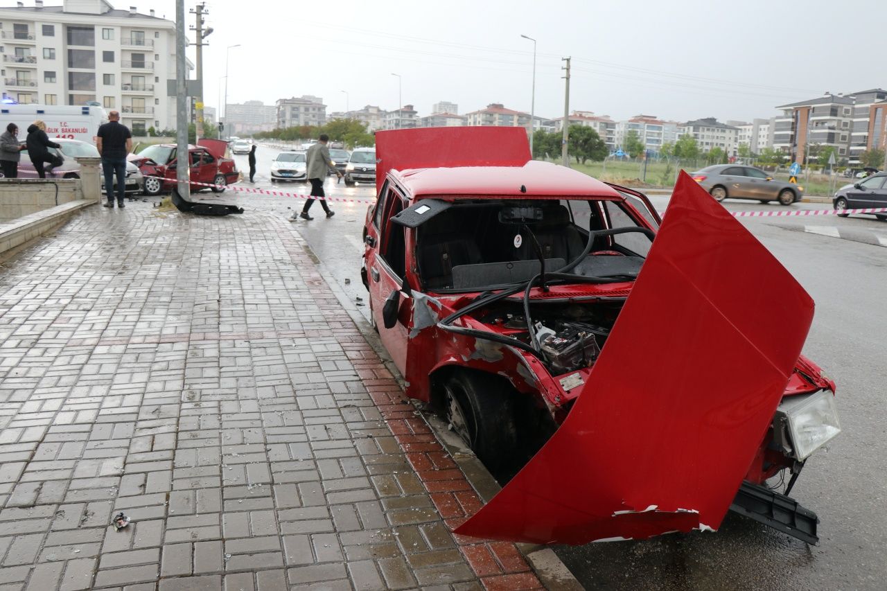 Denizli’de yağış ve sürat faciası! 3 araç çarpıştı, 1’i ağır 8 yaralı 7