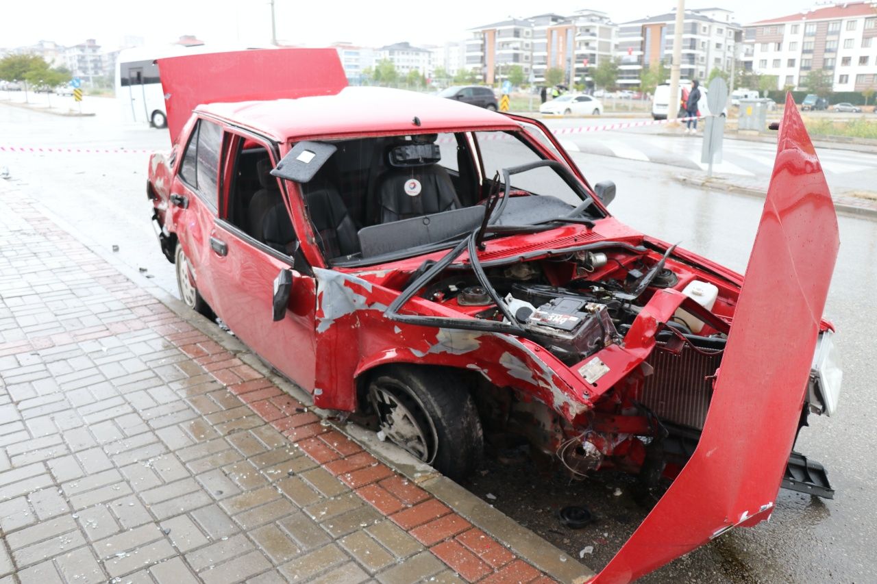 Denizli’de yağış ve sürat faciası! 3 araç çarpıştı, 1’i ağır 8 yaralı 6