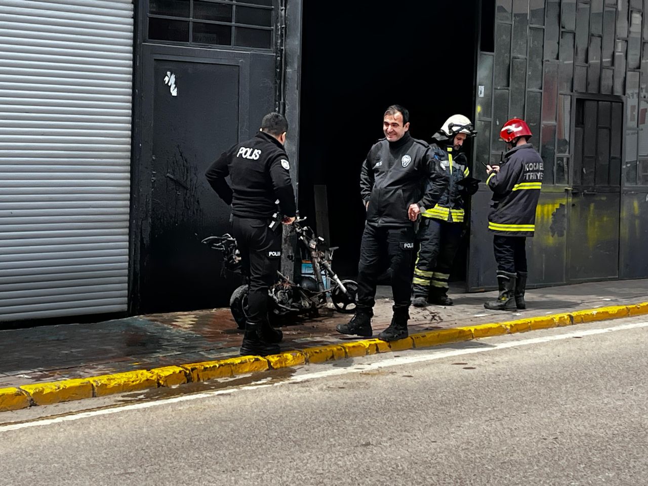 Kaynak işlemi sırasında motosiklet alev aldı, geriye sadece iskelet kaldı 1