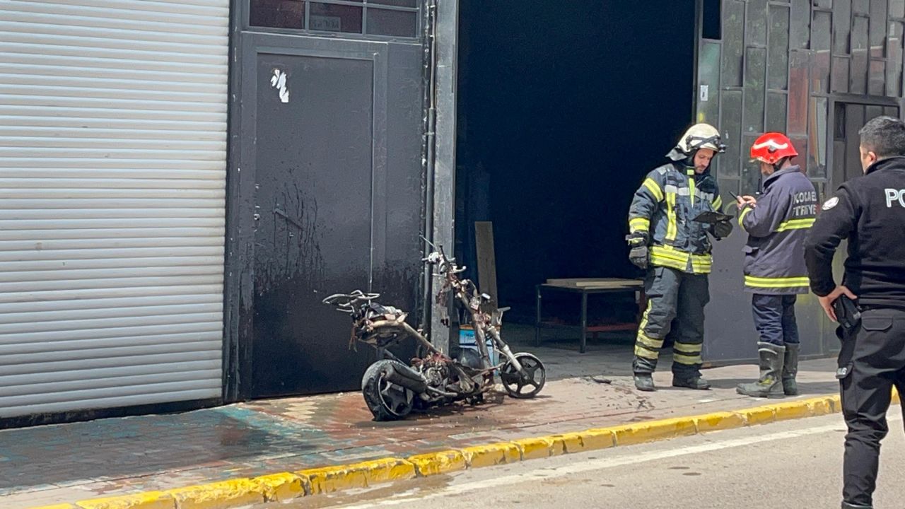 Kaynak işlemi sırasında motosiklet alev aldı, geriye sadece iskelet kaldı 2