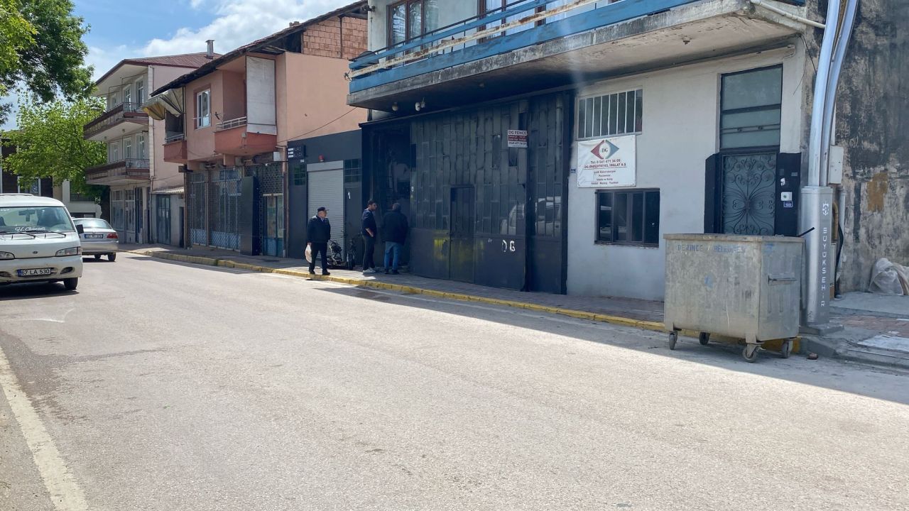 Kaynak işlemi sırasında motosiklet alev aldı, geriye sadece iskelet kaldı 4