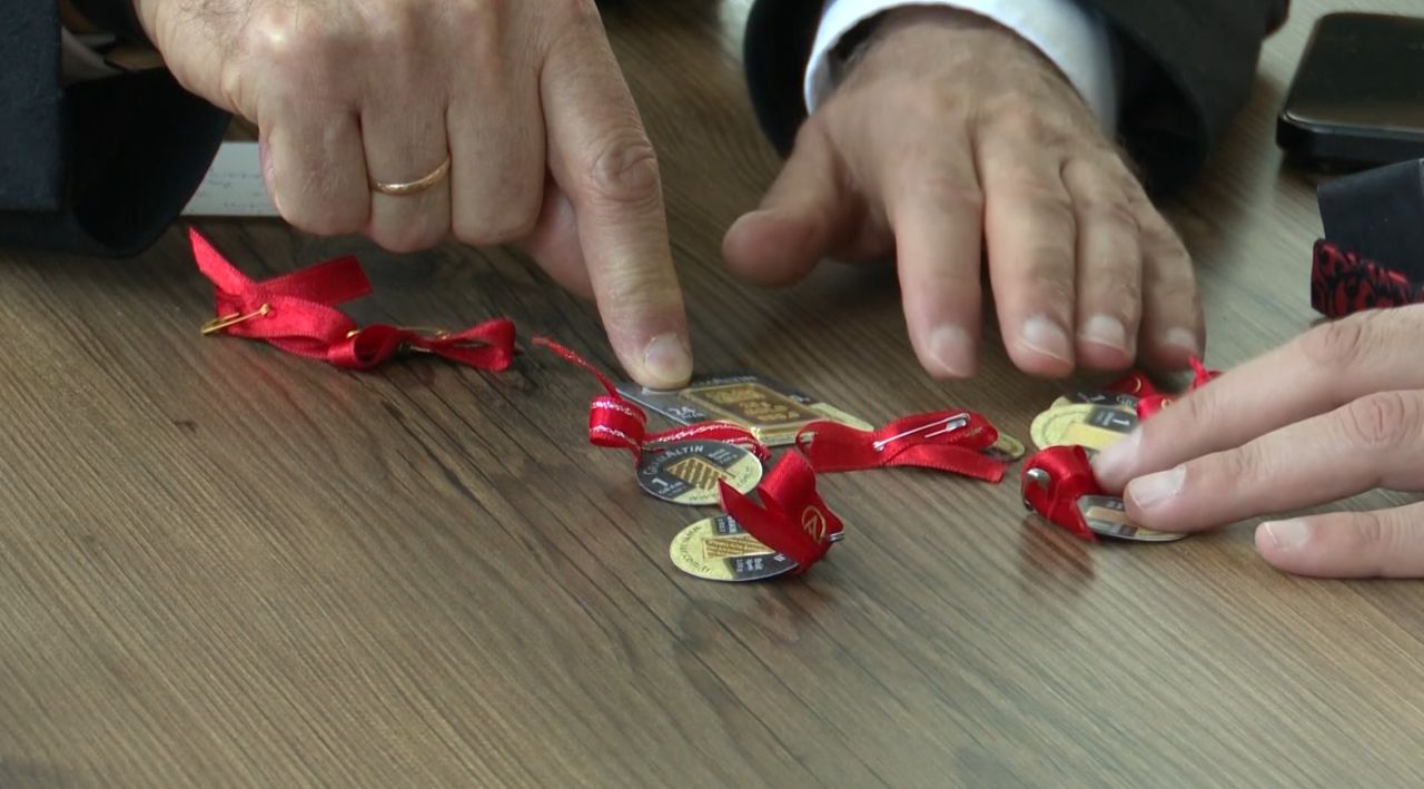 Isparta’da yürek ısıtan bağış! Yaşlı çift, biriktirdiği 7,2 gram altını yoğun bakıma hediye etti 1