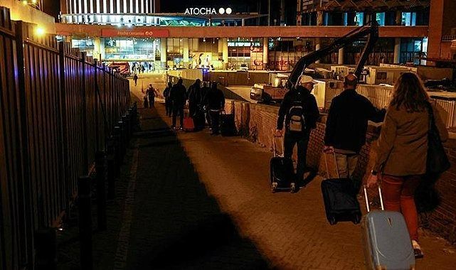 "Gökyüzü değişti elektrik gitti" İspanya'daki karanlığın nedeni ne? Ana gemi dünyaya iniyor teorisi! 10