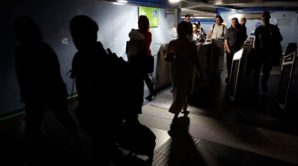"Gökyüzü değişti elektrik gitti" İspanya'daki karanlığın nedeni ne? Ana gemi dünyaya iniyor teorisi! 11