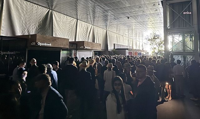 "Gökyüzü değişti elektrik gitti" İspanya'daki karanlığın nedeni ne? Ana gemi dünyaya iniyor teorisi! 12