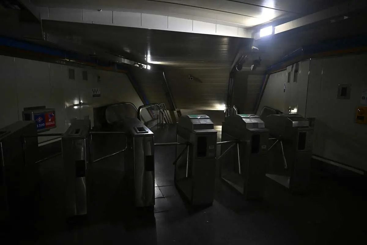 "Gökyüzü değişti elektrik gitti" İspanya'daki karanlığın nedeni ne? Ana gemi dünyaya iniyor teorisi! 3