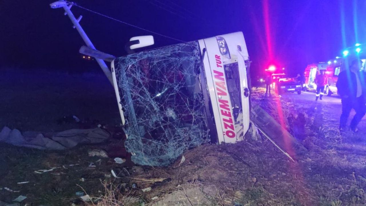 Van’da feci kaza: Yolcu otobüsü devrildi, 28 yaralı! Ortalık savaş alanına döndü... 1