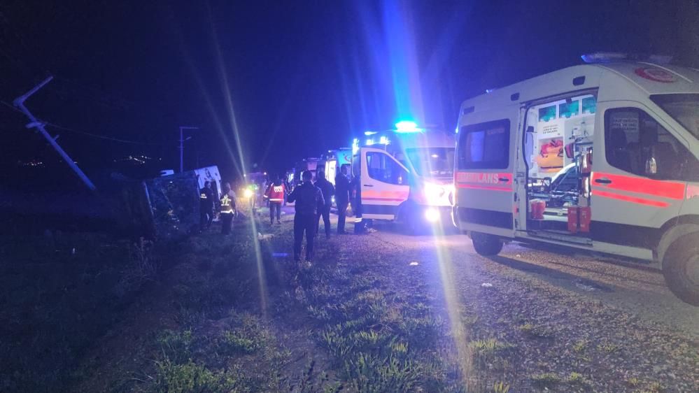 Van’da feci kaza: Yolcu otobüsü devrildi, 28 yaralı! Ortalık savaş alanına döndü... 9