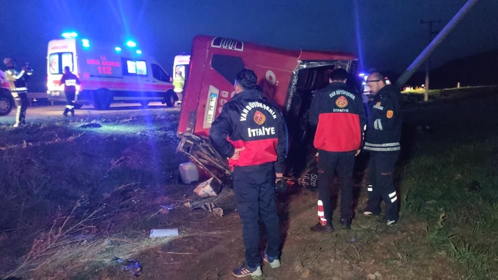 Van’da feci kaza: Yolcu otobüsü devrildi, 28 yaralı! Ortalık savaş alanına döndü... 7