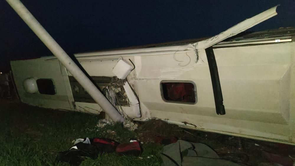 Van’da feci kaza: Yolcu otobüsü devrildi, 28 yaralı! Ortalık savaş alanına döndü... 5