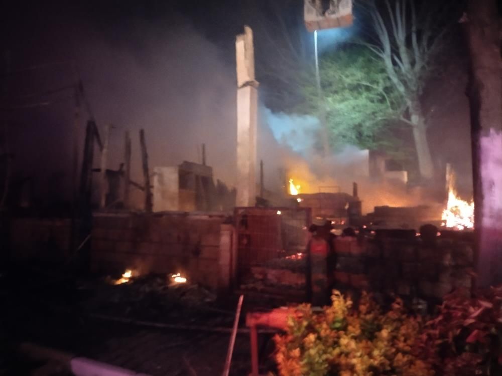 Şile'de gece yarısı alevler yükseldi! Yan yana bulunan 6 restoran küle döndü... 2